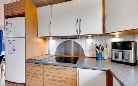 Pertti - 400M from the Sea: Køkken, Køkken Apparat, Countertop, Træ, Større Bandage, Gulvbelægning, Indretning, Cabinetry, Køkkenvask, Husholdningsapparat