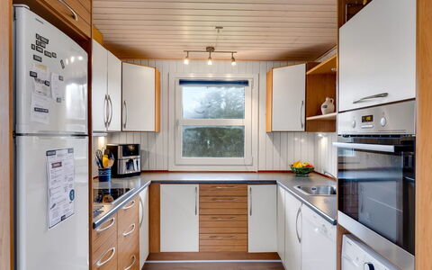 Pertti - 400M from the Sea: Køkken Apparat, Køkken, Større Bandage, Gulvbelægning, Træ, Indretning, Countertop, Etage, Husholdningsapparat, Loft