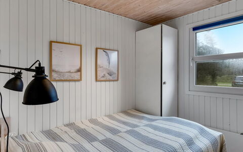 Pertti - 400M from the Sea: Soveværelse, Træ, Loft, Seng, Indretning, Sengetøj, Sengetøj, Etage, Bed Frame, Gulvbelægning