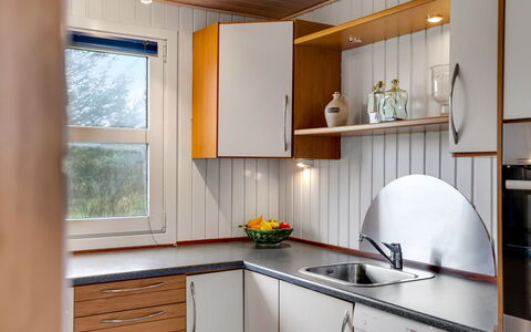 Pertti - 400M from the Sea: Træ, Indretning, Køkken, Countertop, Gulvbelægning, Køkken Apparat, Værelse, Tap, Loft, Sanitærarmatur