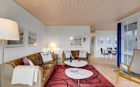 Pertti - 400M from the Sea: Indretning, Gulvbelægning, Etage, Møbel, Træ, Loft, Couch, Stue, Trægulve, Hjem