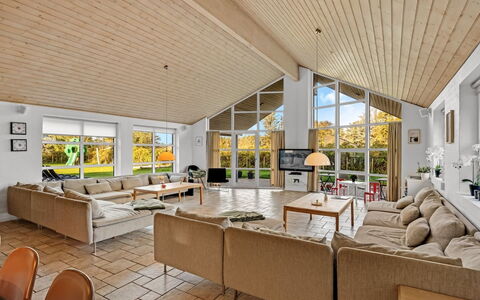 Berenika - 500M from the Sea: Loft, Couch, Indretning, Stue, Estate, Hårdttræ, Stol, Sofa Seng, Trægulve