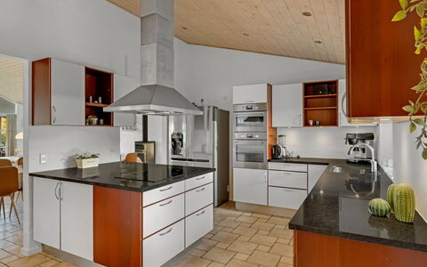 Berenika - 500M from the Sea: Køkken, Gulvbelægning, Countertop, Indretning, Cabinetry, Møbel, Etage, Loft, Træ, Køkken Apparat