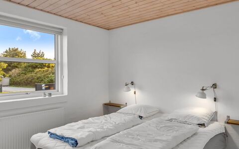 Berenika - 500M from the Sea: Væg, Loft, Træ, Indretning, Soveværelse, Seng, Gulvbelægning, Etage, Sengetøj, Belysning