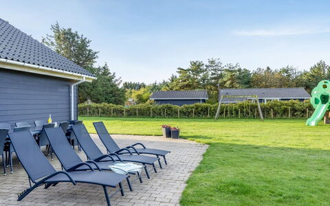 Berenika - 500M from the Sea: Blå, Skygge, Have, Lawn, Udendørs Møbler, Landscaping, Estate, Gård, Backyard, Kunstgræs