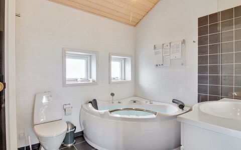 Anett - 400M from the Sea: Sanitærarmatur, Loft, Indretning, Gulvbelægning, Badeværelse, Etage, Vvs, Badekar, Hjem, Tap