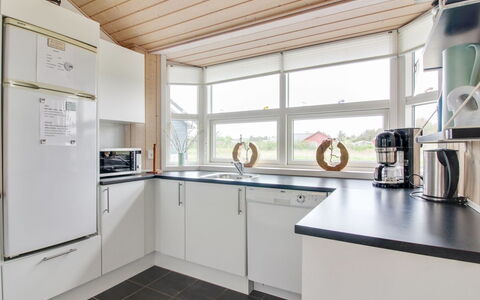 Anett - 400M from the Sea: Køkken, Indretning, Køkken Apparat, Gulvbelægning, Countertop, Træ, Loft, Cabinetry, Større Bandage, Husholdningsapparat
