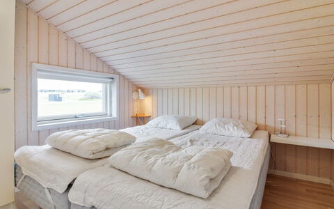 Anett - 400M from the Sea: Træ, Soveværelse, Seng, Sengetøj, Sengetøj, Loft, Bed Frame, Hårdttræ, Sengetøj, Bejdse