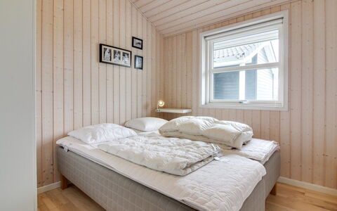 Anett - 400M from the Sea: Træ, Soveværelse, Loft, Etage, Seng, Sengetøj, Sengetøj, Værelse, Bed Frame, Hårdttræ