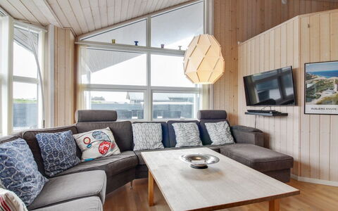 Anett - 400M from the Sea: Træ, Indretning, Loft, Hjem, Lejlighed, Etage, Møbel, Stue, Værelse, Trægulve