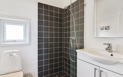 Anett - 400M from the Sea: Væg, Gulvbelægning, Sanitærarmatur, Badeværelse, Indretning, Etage, Toiletbræt, Toilet, Loft, Belysning