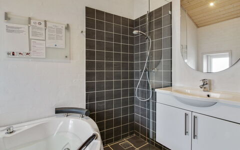 Anett - 400M from the Sea: Sanitærarmatur, Badeværelse, Gulvbelægning, Indretning, Etage, Loft, Håndvask, Badeværelsesvask, Tap, Vvs