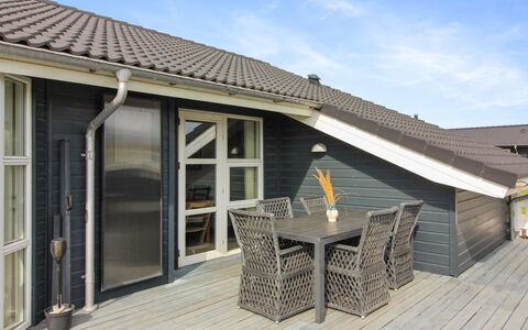 Anett - 400M from the Sea: Træ, Gulvbelægning, Indretning, Etage, Møbel, Trægulve, Værelse, Loft, Bejdse, Hårdttræ