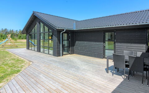 Juho - 900M from the Sea: Møbel, Indretning, Stol, Gulvbelægning, Bord, Udvej, Etage, Loft, Værelse, Eco Hotel