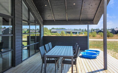 Juho - 900M from the Sea: Møbel, Indretning, Stol, Gulvbelægning, Bord, Udvej, Etage, Loft, Værelse, Eco Hotel