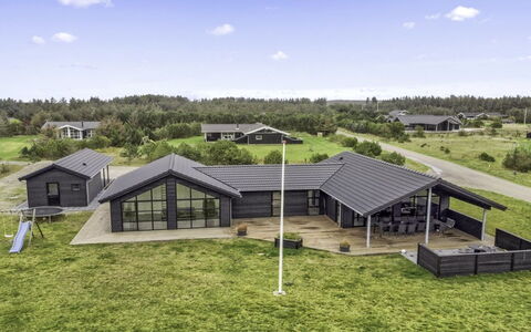 Juho - 900M from the Sea: Møbel, Indretning, Stol, Gulvbelægning, Bord, Udvej, Etage, Loft, Værelse, Eco Hotel