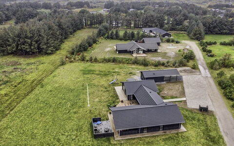 Juho - 900M from the Sea: Møbel, Indretning, Stol, Gulvbelægning, Bord, Udvej, Etage, Loft, Værelse, Eco Hotel