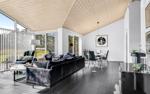 Meino - 1.4Km from the Sea: Indretning, Loft, Couch, Hjem, Møbel, Stue, Gulvbelægning, Etage, Kaffebord