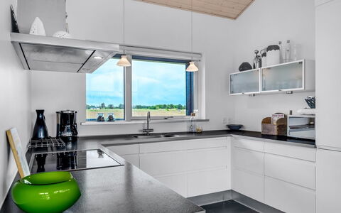 Meino - 1.4Km from the Sea: Køkken, Countertop, Indretning, Lysarmatur, Gulvbelægning, Loft, Køkken Apparat, Cabinetry, Husholdningsapparat, Belysning