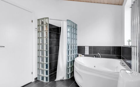 Meino - 1.4Km from the Sea: Indretning, Gulvbelægning, Loft, Etage, Sanitærarmatur, Værelse, Vvs, Lejlighed, Tap, Badeværelse