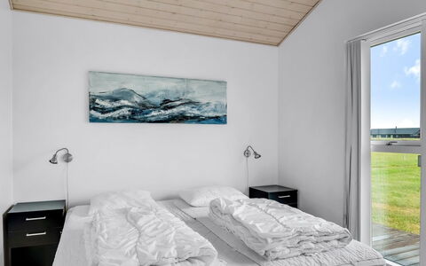 Meino - 1.4Km from the Sea: Hjem, Soveværelse, Seng, Dagslys, Sengetøj, Bed Frame, Sengetøj, Fryser, Hotel, Is Kappe