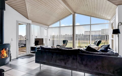 Meino - 1.4Km from the Sea: Loft, Hjem, Indretning, Møbel, Etage, Stue, Couch, Sommerhus, Stol