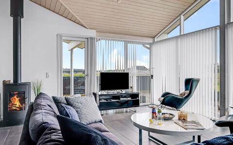 Meino - 1.4Km from the Sea: Indretning, Loft, Couch, Stue, Møbel, Etage, Gulvbelægning, Hjem, Værelse
