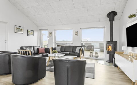 Kirsi - 1.6Km from the Sea: Møbel, Indretning, Gulvbelægning, Etage, Træ, Loft, Couch, Stue, Belysning, Værelse