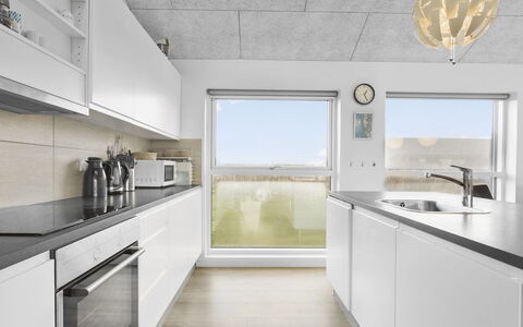 Kirsi - 1.6Km from the Sea: Køkken, Indretning, Countertop, Gulvbelægning, Loft, Træ, Lysarmatur, Etage, Møbel, Belysning