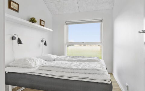 Kirsi - 1.6Km from the Sea: Væg, Soveværelse, Træ, Indretning, Gulvbelægning, Seng, Loft, Etage, Sengetøj, Værelse