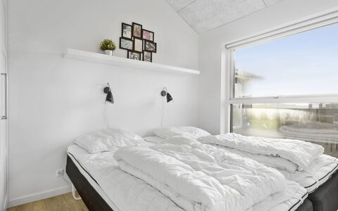 Kirsi - 1.6Km from the Sea: Soveværelse, Seng, Sengetøj, Sengetøj, Indretning, Loft, Etage, Bed Frame, Lejlighed, Sengetøj