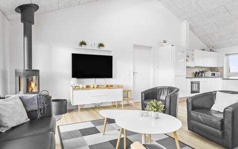 Kirsi - 1.6Km from the Sea: Gulvbelægning, Indretning, Træ, Etage, Loft, Stue, Møbel, Couch, Værelse, Belysning