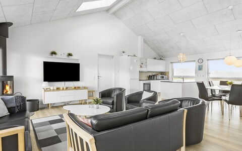 Kirsi - 1.6Km from the Sea: Loft, Indretning, Gulvbelægning, Lysarmatur, Stue, Værelse, Couch, Stol, Husholdningsapparat