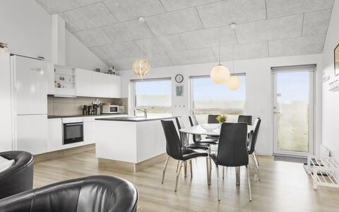 Kirsi - 1.6Km from the Sea: Loft, Indretning, Gulvbelægning, Lysarmatur, Etage, Lejlighed, Værelse, Trægulve, Stue