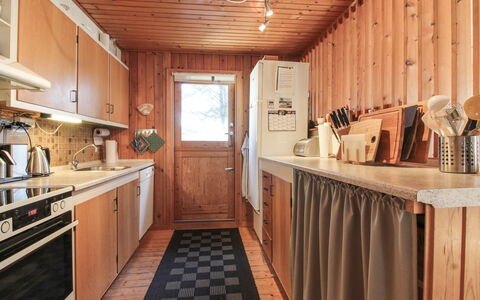 Lis - 300M from the Sea: Træ, Køkken, Køkken Apparat, Gulvbelægning, Countertop, Større Bandage, Indretning, Cabinetry, Møbel, Etage
