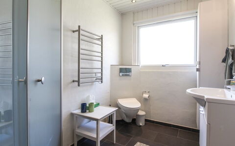 Lis - 300M from the Sea: Gulvbelægning, Etage, Sanitærarmatur, Indretning, Loft, Badeværelse, Håndvask, Vvs, Toilet, Tap