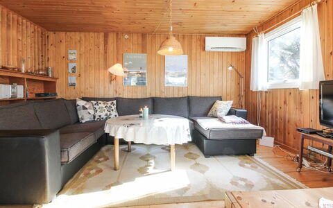 Lis - 300M from the Sea: Møbel, Indretning, Gulvbelægning, Træ, Couch, Etage, Loft, Stue, Værelse, Belysning