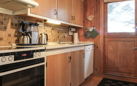 Lis - 300M from the Sea: Køkken, Køkken Apparat, Countertop, Større Bandage, Cabinetry, Møbel, Træ, Indretning, Gulvbelægning, Komfur
