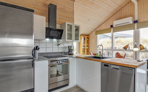 Har - 400M from the Sea: Møbel, Indretning, Stol, Gulvbelægning, Bord, Udvej, Etage, Loft, Værelse, Eco Hotel