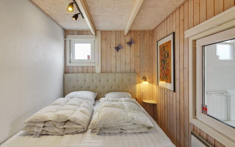 Har - 400M from the Sea: Møbel, Indretning, Stol, Gulvbelægning, Bord, Udvej, Etage, Loft, Værelse, Eco Hotel