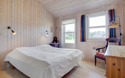 Karlsson - 500M from the Sea: Soveværelse, Seng, Gulvbelægning, Indretning, Træ, Etage, Loft, Sengetøj, Trægulve, Sengetøj
