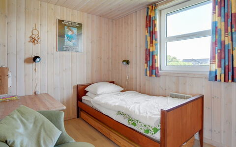 Karlsson - 500M from the Sea: Træ, Soveværelse, Indretning, Seng, Etage, Gulvbelægning, Møbel, Loft, Værelse, Bed Frame