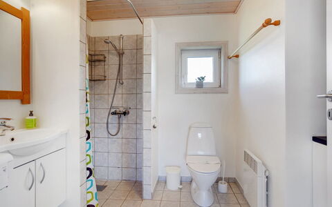 Karlsson - 500M from the Sea: Sanitærarmatur, Gulvbelægning, Badeværelse, Væg, Badeværelsesvask, Etage, Håndvask, Indretning, Træ, Toiletbræt