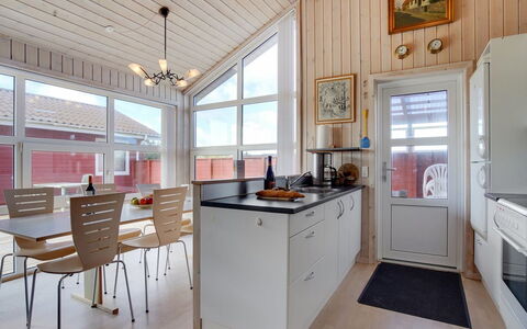 Karlsson - 500M from the Sea: Træ, Loft, Køkken, Indretning, Gulvbelægning, Møbel, Countertop, Etage, Hjem, Cabinetry