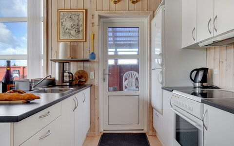 Karlsson - 500M from the Sea: Køkken, Køkken Apparat, Gulvbelægning, Større Bandage, Træ, Countertop, Indretning, Etage, Cabinetry, Husholdningsapparat
