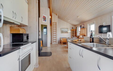 Karlsson - 500M from the Sea: Træ, Hus, Hjem, Sommerhus, Loft, Hårdttræ, Køkken, Bejdse, Trægulve, Planke