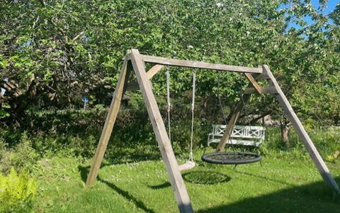 Nara - 500M from the Sea: Legepladsudstyr, Svinge, Have, Lawn, Legeplads, Skygge, Parkere, Backyard
