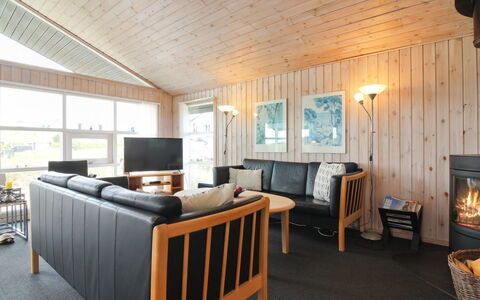 Kaija - 300M from the Sea: Træ, Loft, Hjem, Møbel, Indretning, Sommerhus, Stue, Hårdttræ, Couch