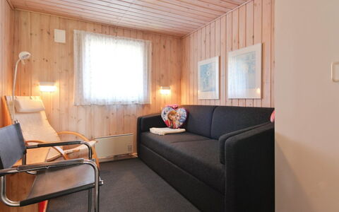 Kaija - 300M from the Sea: Træ, Møbel, Etage, Gulvbelægning, Indretning, Værelse, Loft, Stue, Lejlighed, Bejdse
