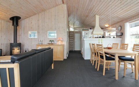 Kaija - 300M from the Sea: Gulvbelægning, Møbel, Indretning, Træ, Loft, Etage, Stue, Trægulve, Værelse, Couch